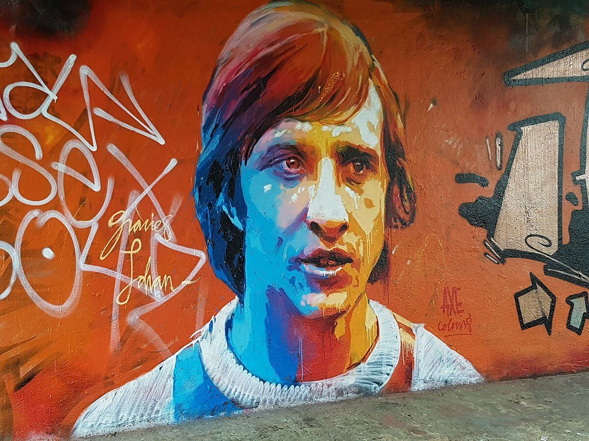 Een graffiti van Johan Cruyff op een muur