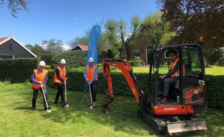 Hasselt krijgt glasvezelnetwerk wethouder Maarten Slingerland zet schop in de grond